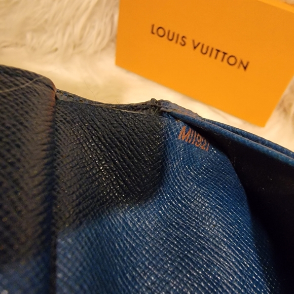 Authentic LV Epi blue snap wallet - Picture 8 of 14